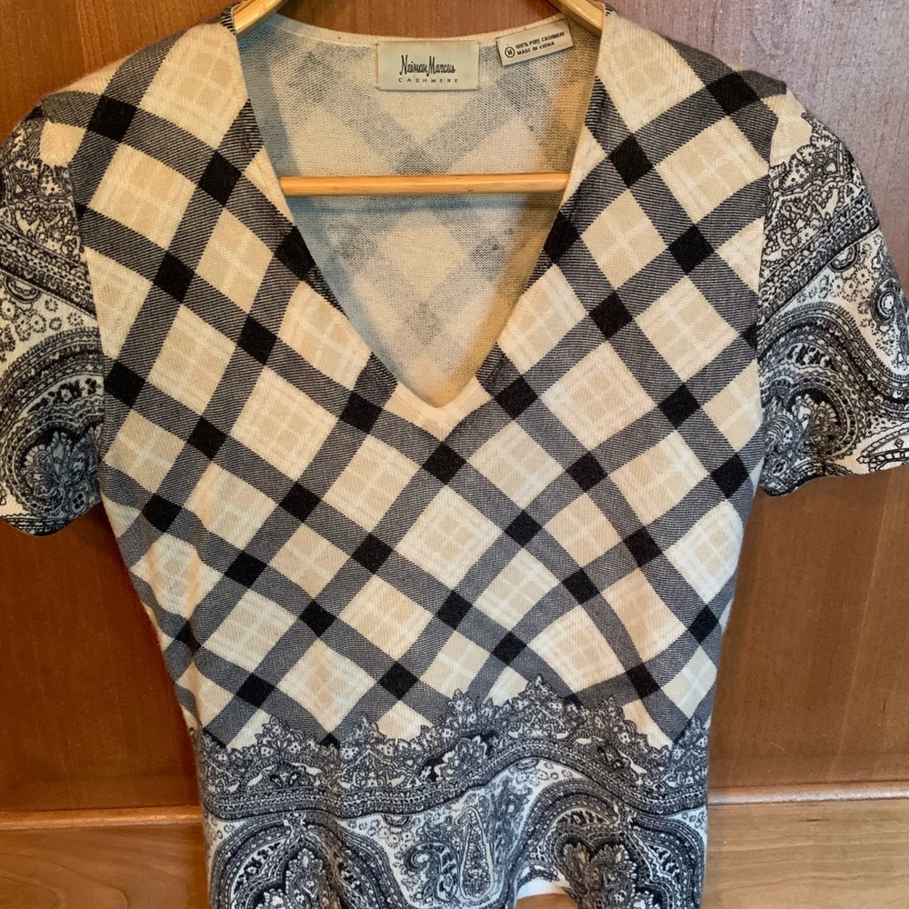 Neiman Marcus Cashmere top. - Picture 2 of 7
